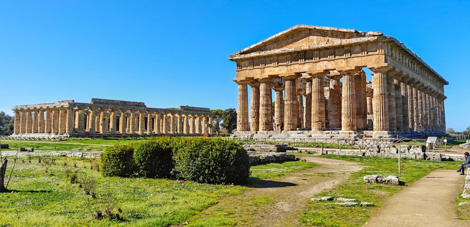 Templi greci antichi, colonne doriche, cielo blu, sito archeologico, Paestum, Italia.